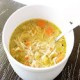 Sopa de pollo con maiz