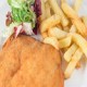 Bistec Empanado con Ensalada y Fritas