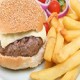 Hamburguesa con queso y fritas
